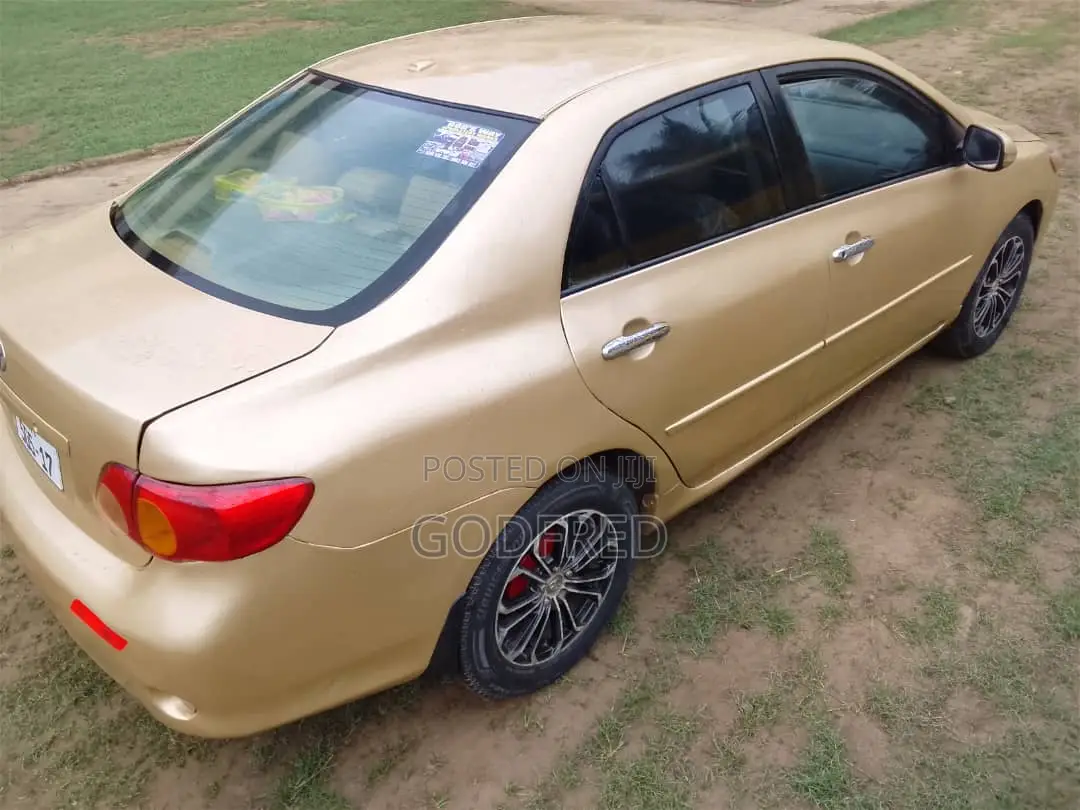 Toyota Corolla Base 4dr Sedan (1.8L 4cyl 5M) 2010 Gold