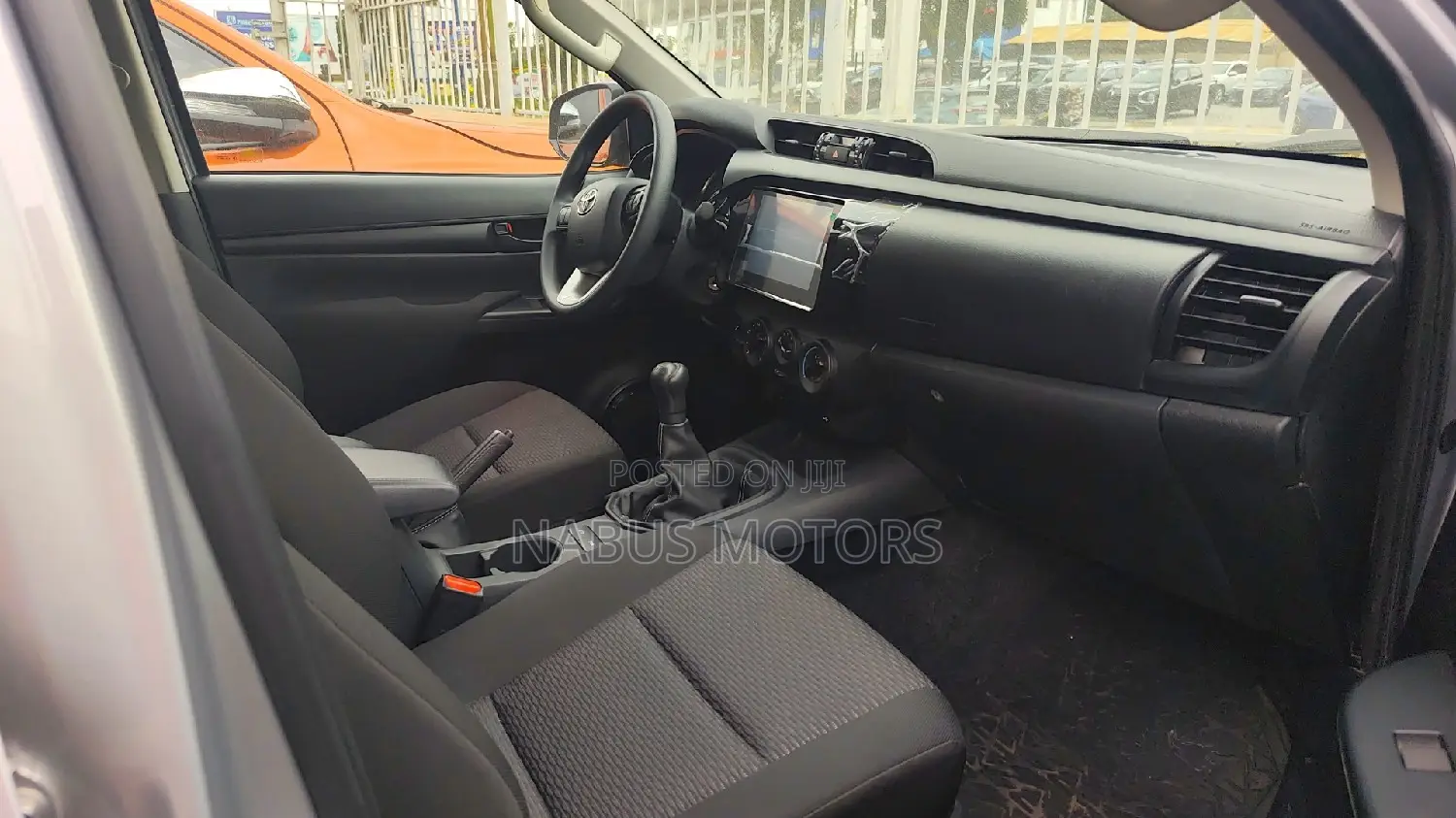 Toyota Hilux SR5+ 2026 Silver