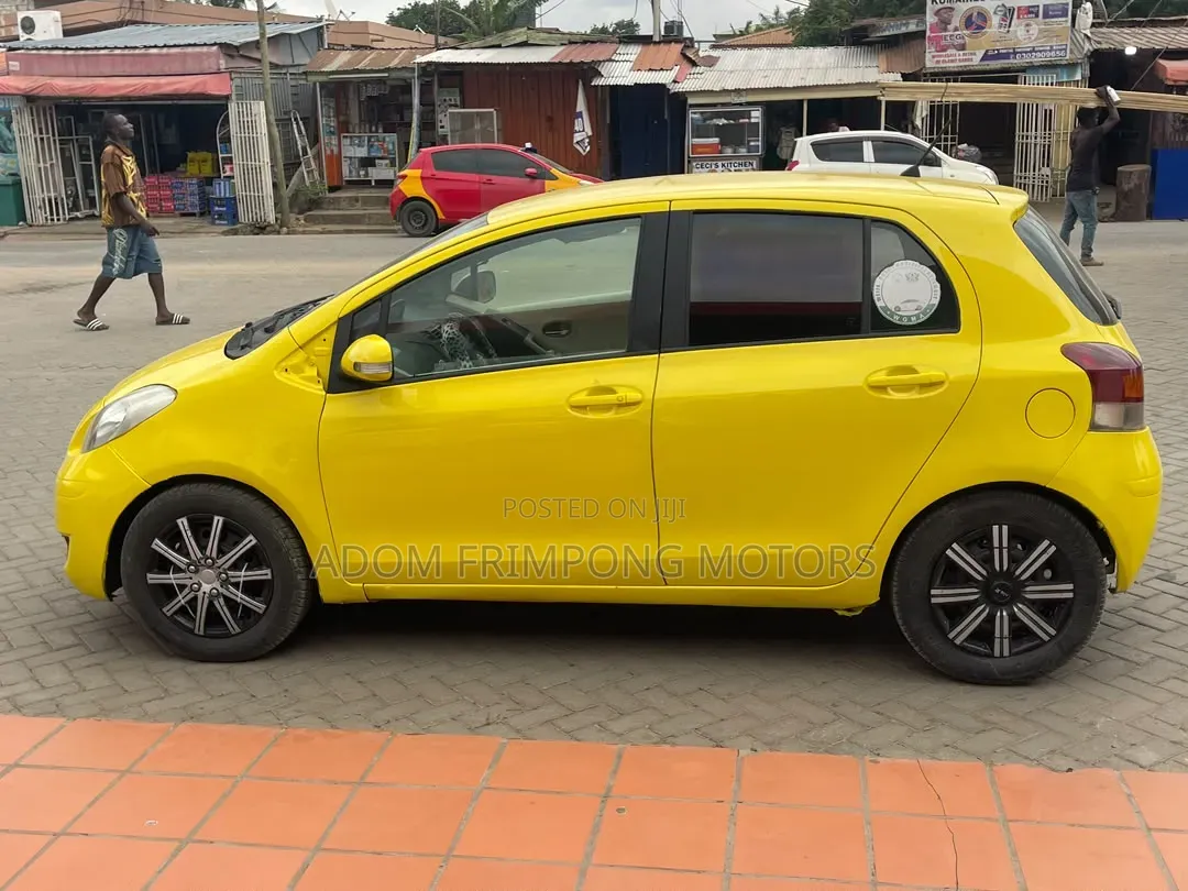 Toyota Vitz 2010 Yellow