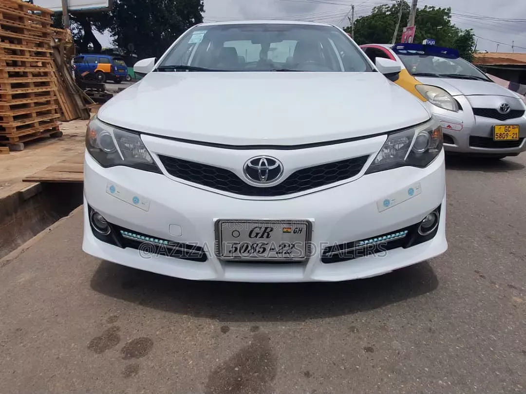 Toyota Camry SE 4dr Sedan (2.5L 4cyl 6A) 2013 White