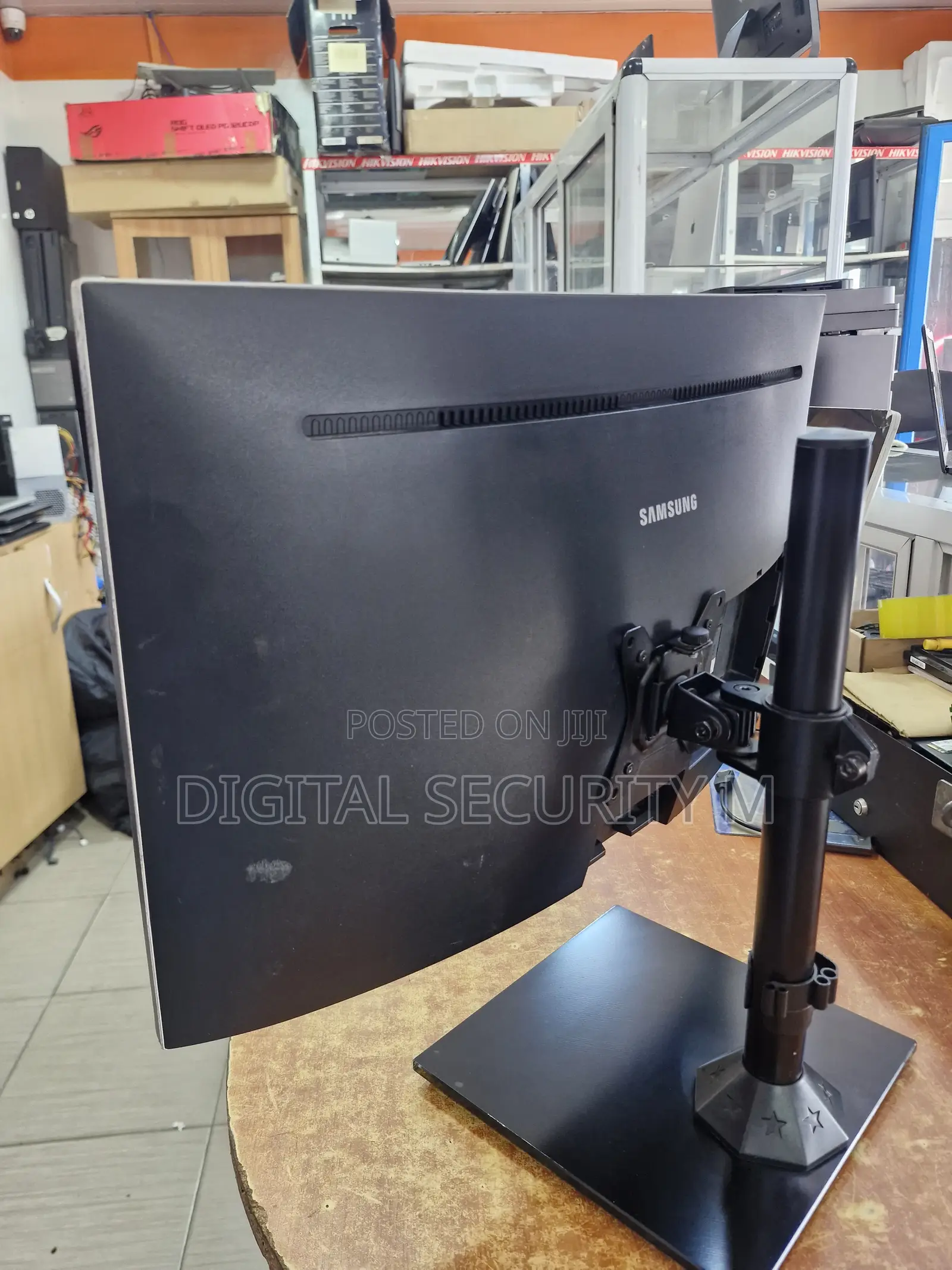 27" WQHD 16:9 Gaming Curved Monitor With 144Hz