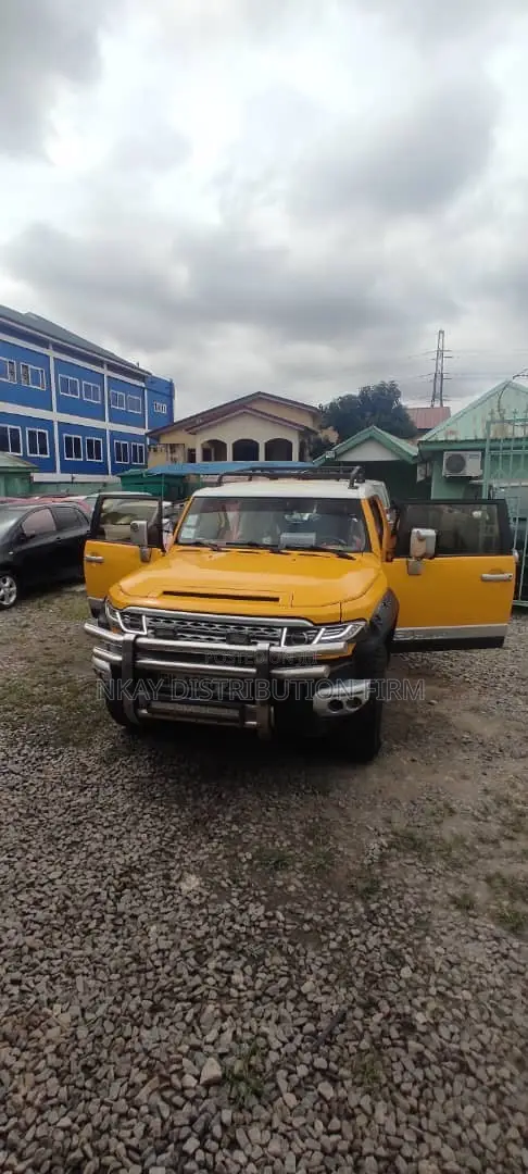 Toyota FJ Cruiser 2015 Yellow