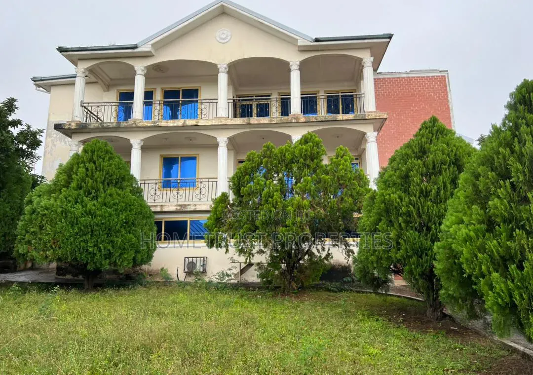 7bdrm Duplex in Maccharthy Hills for sale