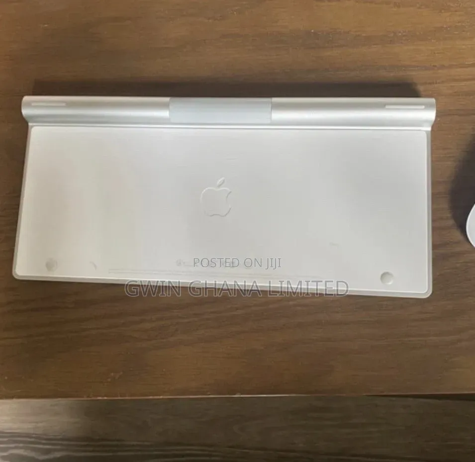 A Set of Apple Magic Mouse and Keyboard. Wirless (Bluetooth) Battery.