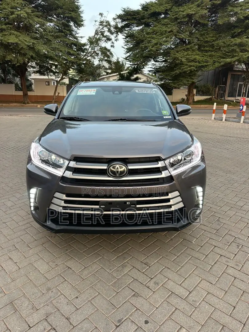 Toyota Highlander LE Plus 2019 Gray