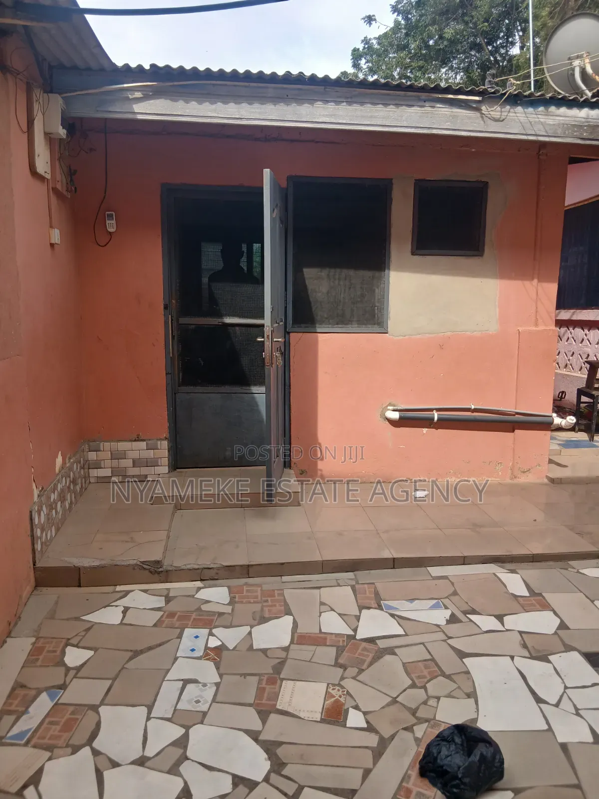 1bdrm Apartment in Kofi Ni Ama, Exhibition for rent