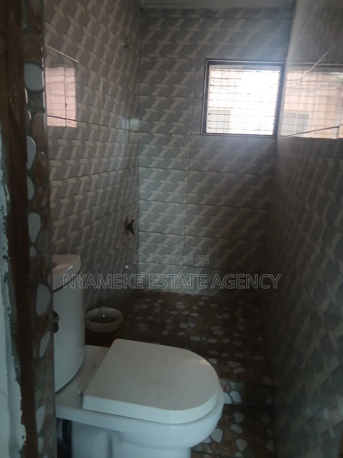 1bdrm Apartment in Kofi Ni Ama, Exhibition for rent