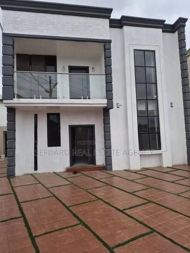 4bdrm Duplex in Sefdard Properties, Ashomang Estate for sale