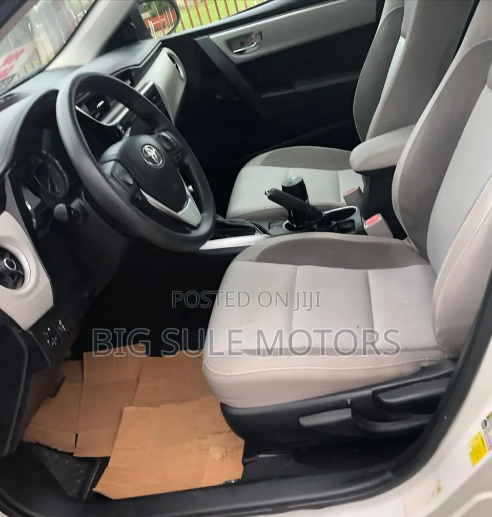 Toyota Corolla LE 4dr Sedan (1.8L 4cyl CVT) 2017 White