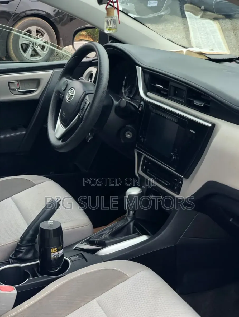 Toyota Corolla LE 4dr Sedan (1.8L 4cyl CVT) 2017 White