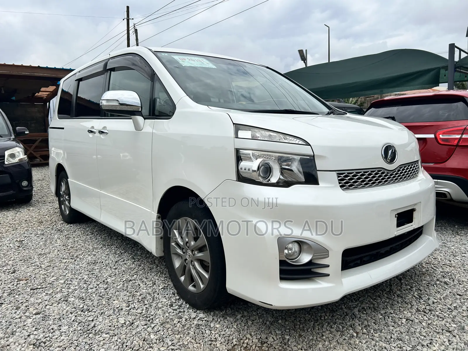 Toyota Voxy V 2WD 8-Seater 2011 White