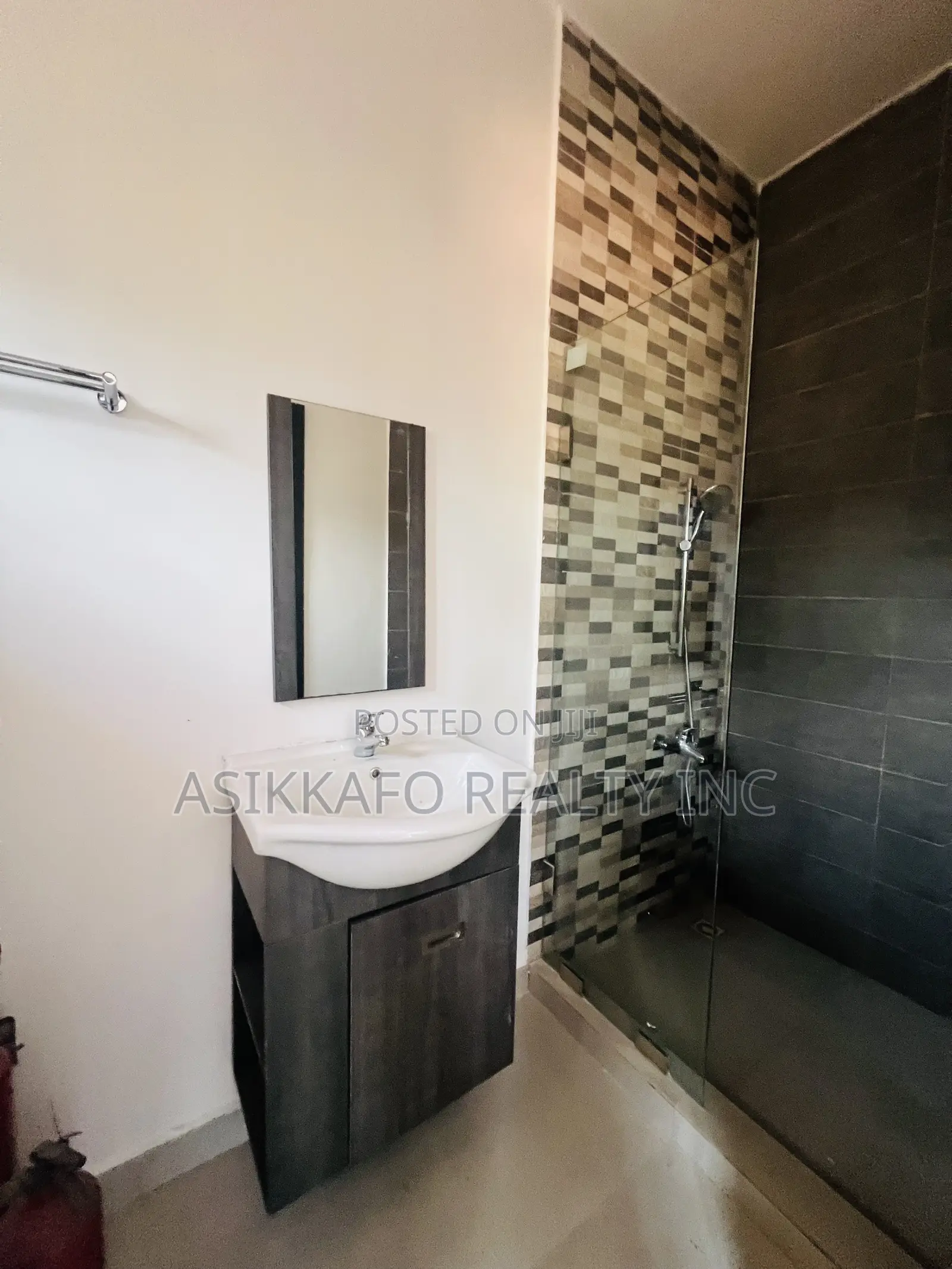 5bdrm Duplex in Burma Hills, Tseaddo for rent