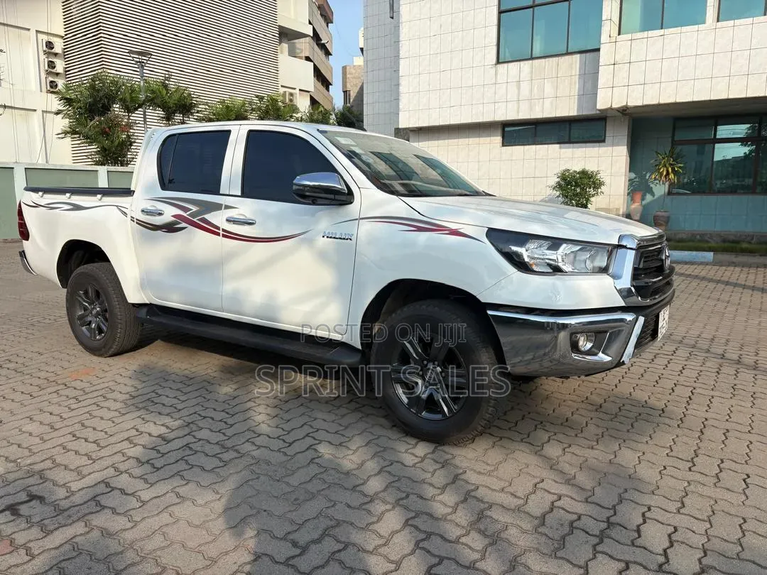 Toyota Hilux 2026 Silver