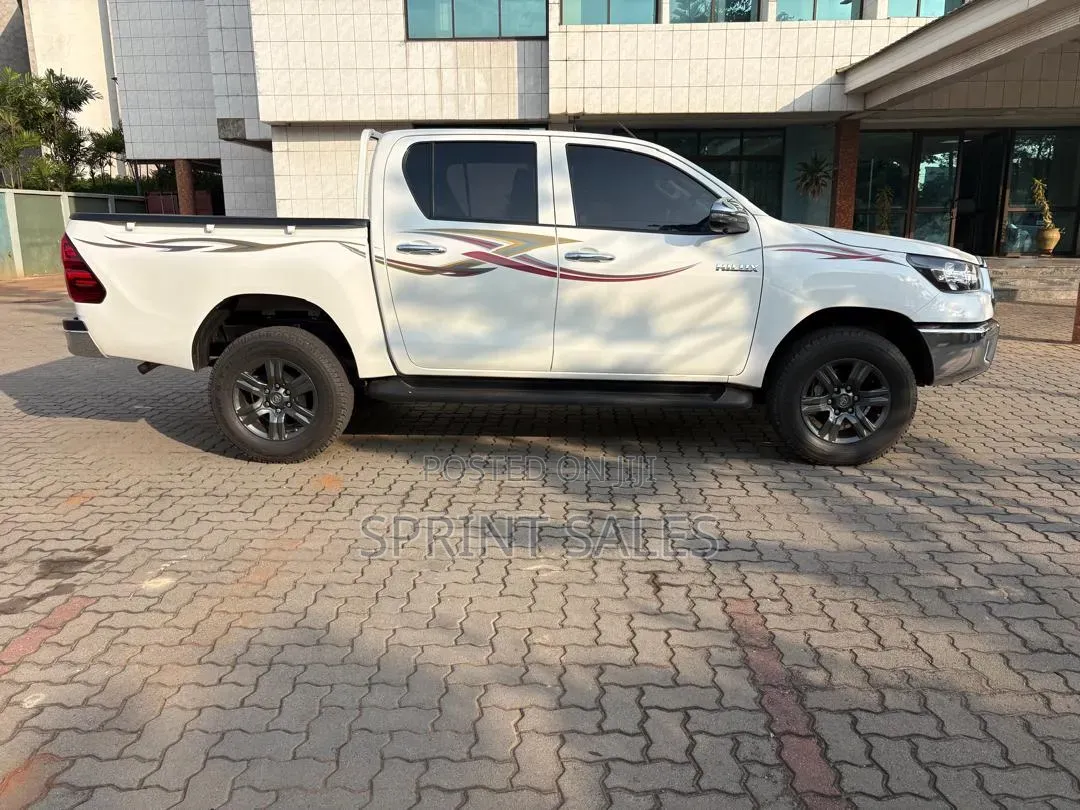 Toyota Hilux 2026 Silver