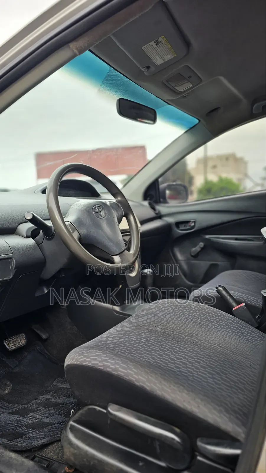 Toyota Yaris Base Sedan 4dr 2010 Silver