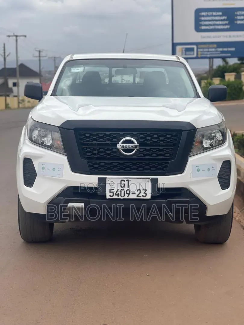 Nissan Navara 2022 White