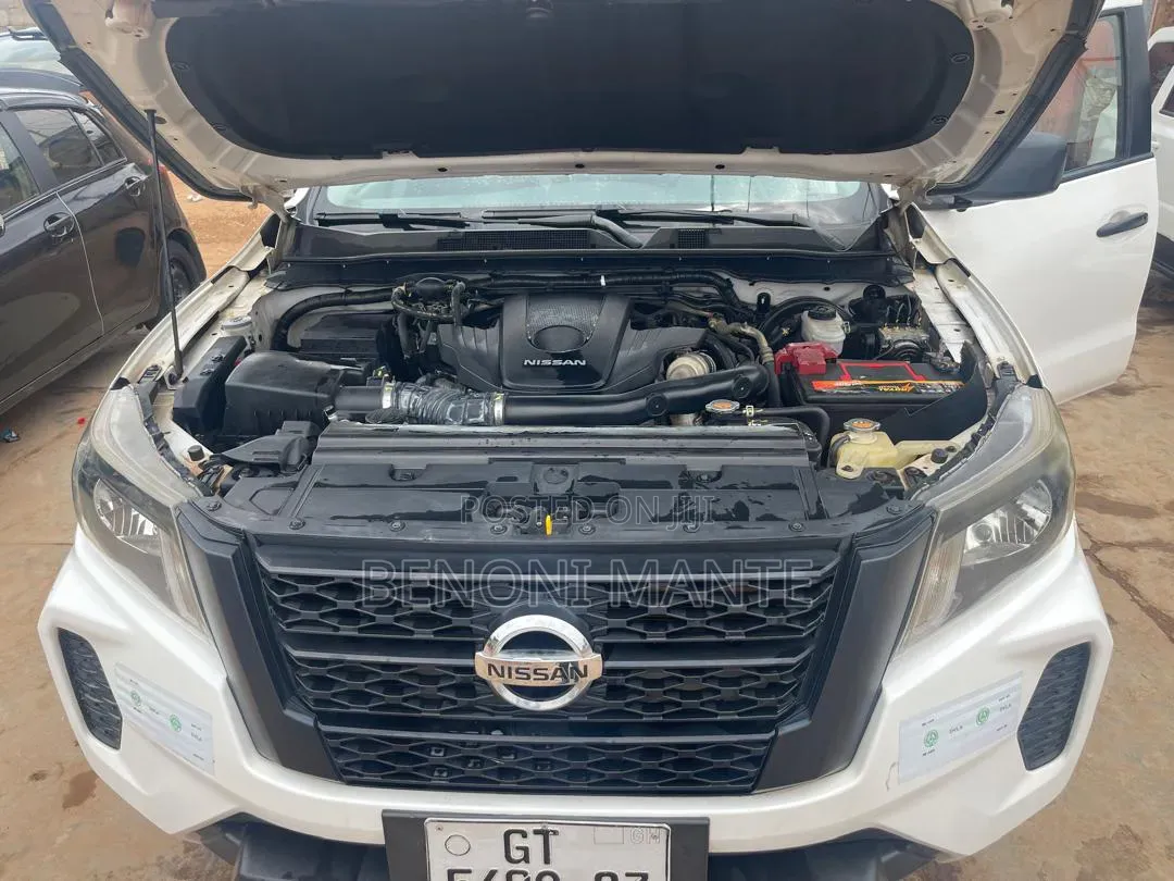 Nissan Navara 2022 White
