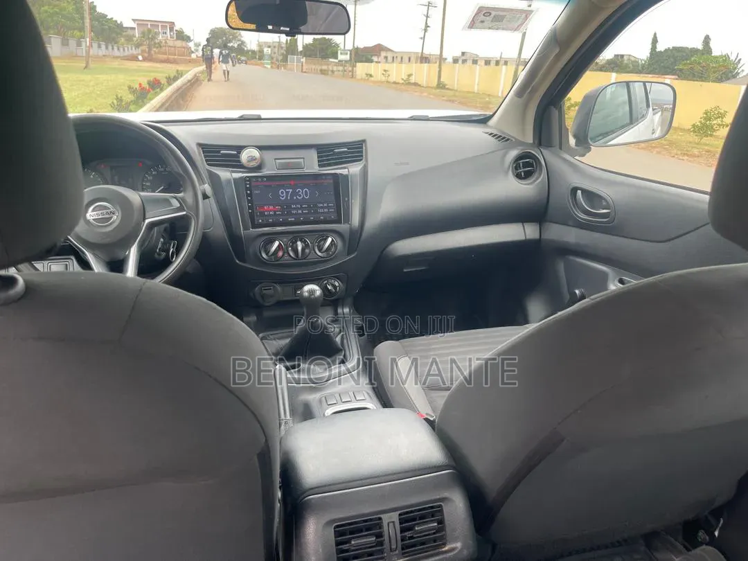 Nissan Navara 2022 White