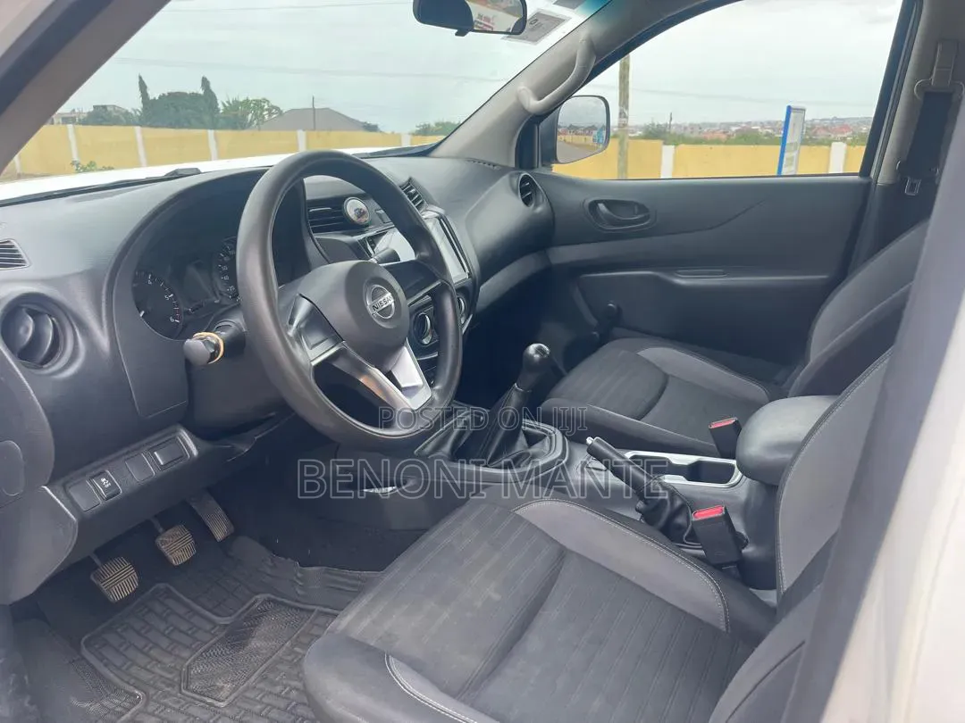 Nissan Navara 2022 White