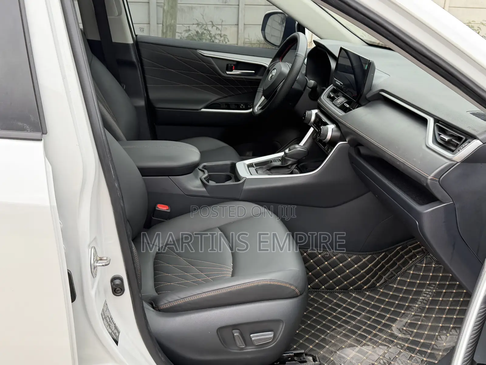 Toyota RAV4 XLE FWD 2024 White