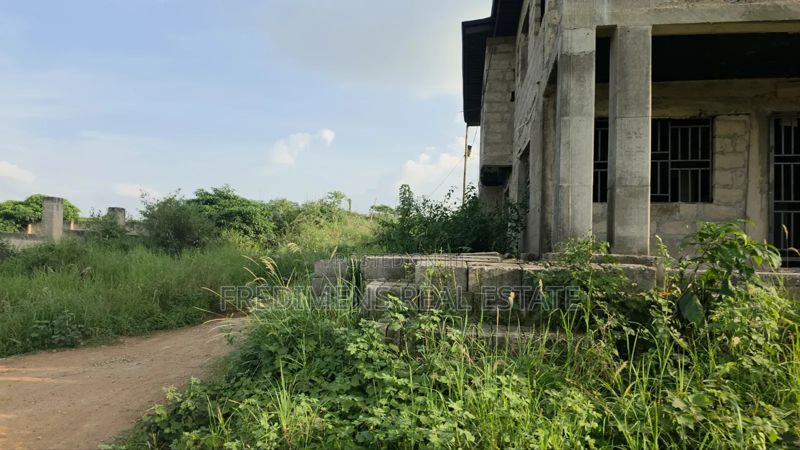 5bdrm House in Fredimens Real, Kwabre for sale
