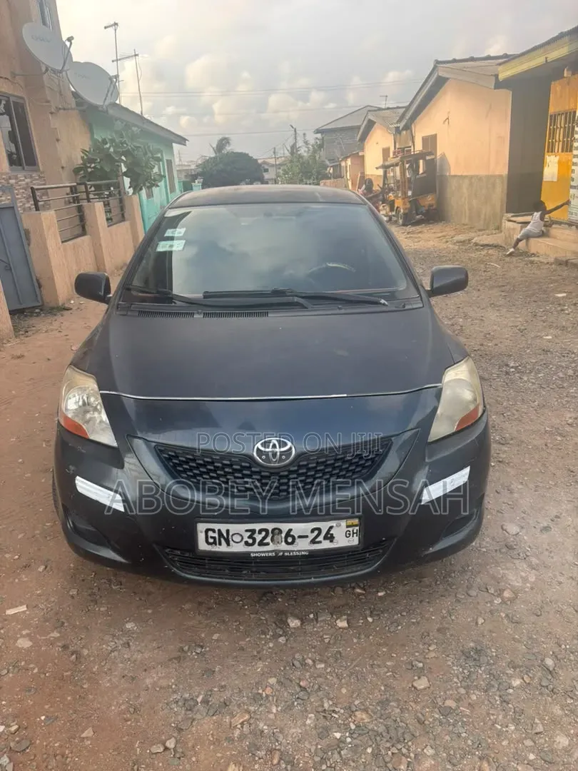 Toyota Yaris Base Sedan 4dr 2011 Gray