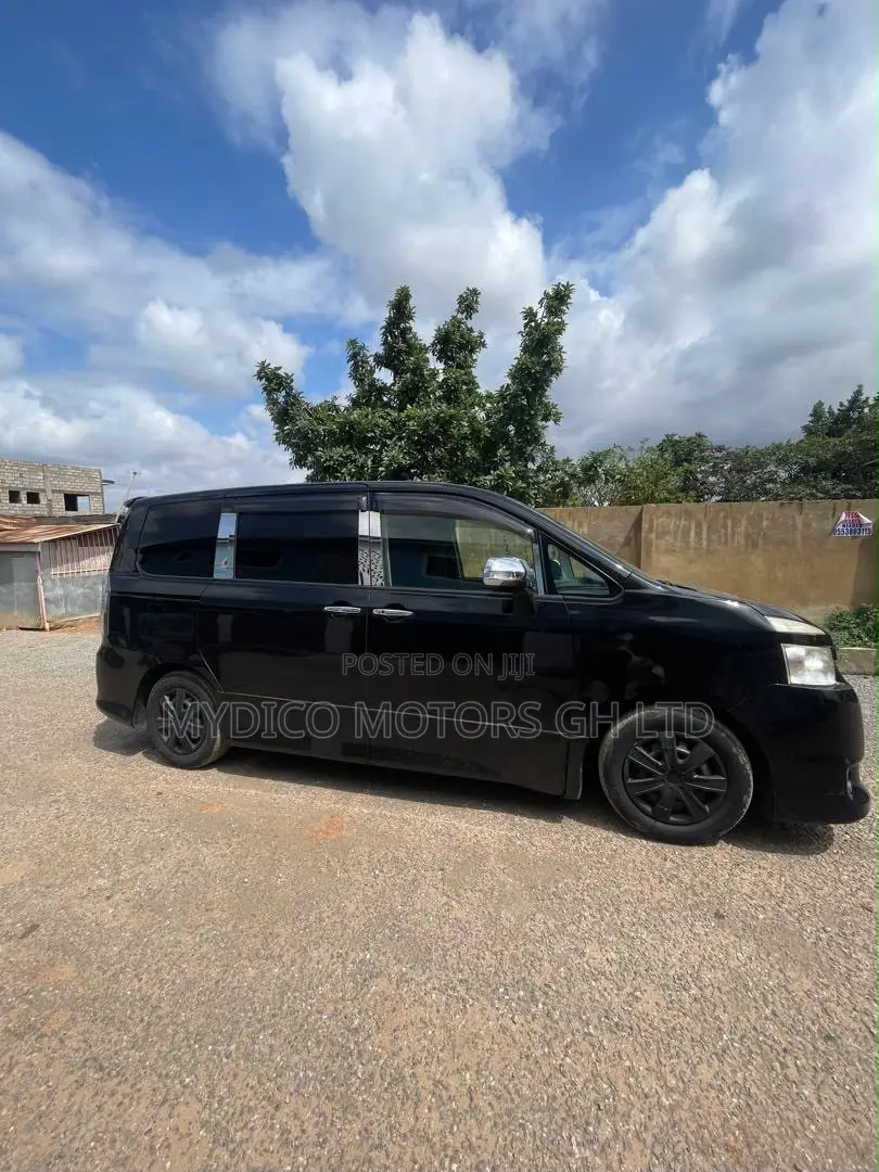 Toyota Voxy X 2WD 8-Seater 2012 Black