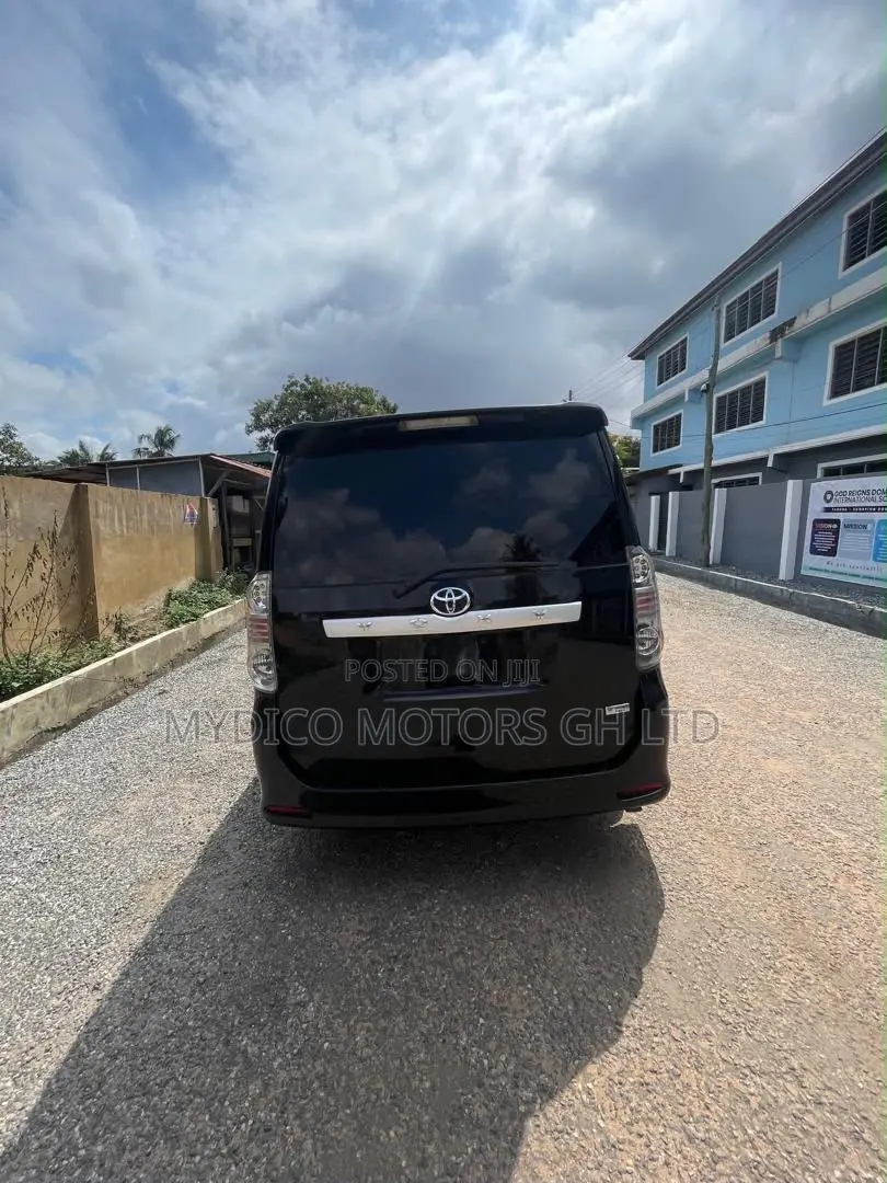 Toyota Voxy X 2WD 8-Seater 2012 Black
