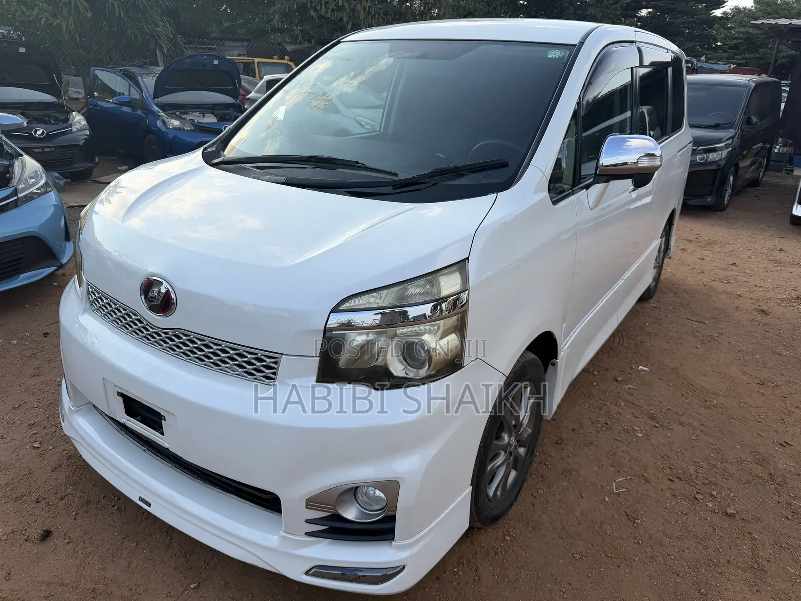 Toyota Voxy X L Edition 2WD 8-Seater 2011 White