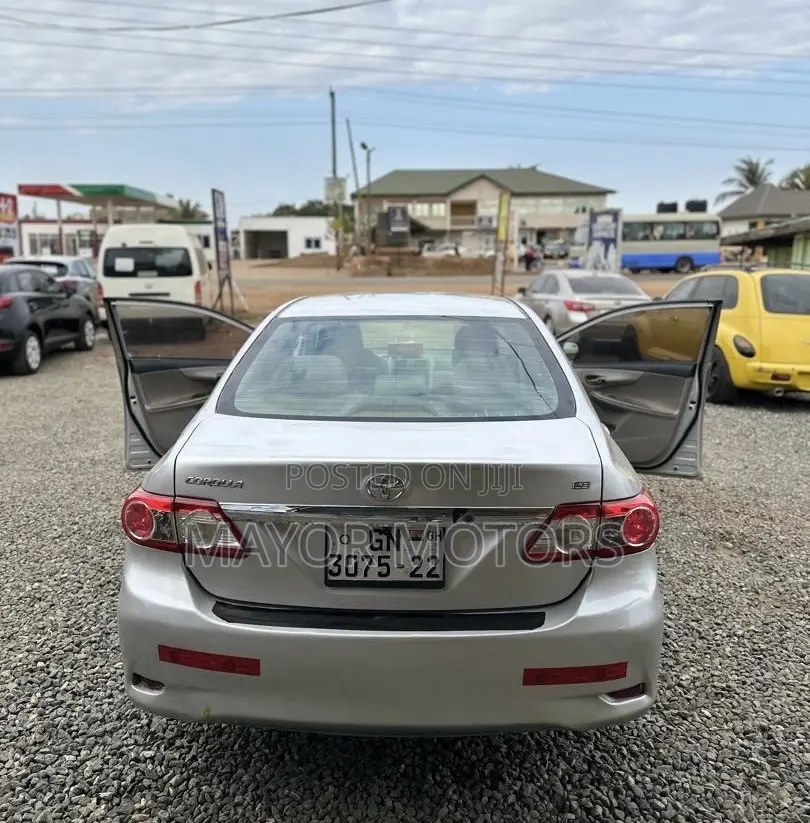 Toyota Corolla LE 4dr Sedan (1.8L 4cyl 4A) 2013 Silver