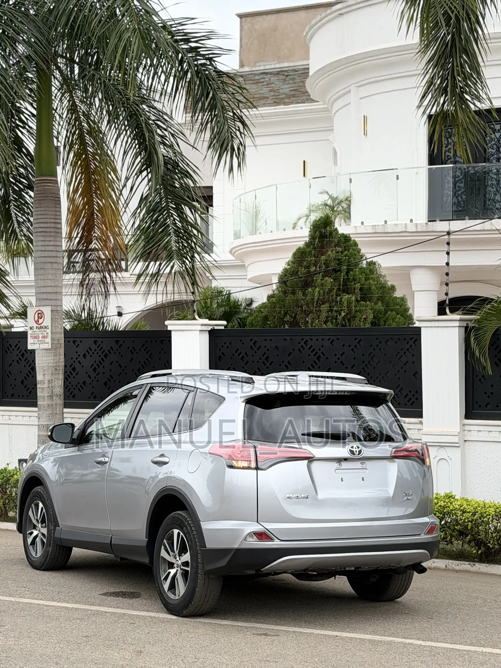 Toyota RAV4 XLE 4dr SUV AWD (2.5L 4cyl 6A) 2018 Silver