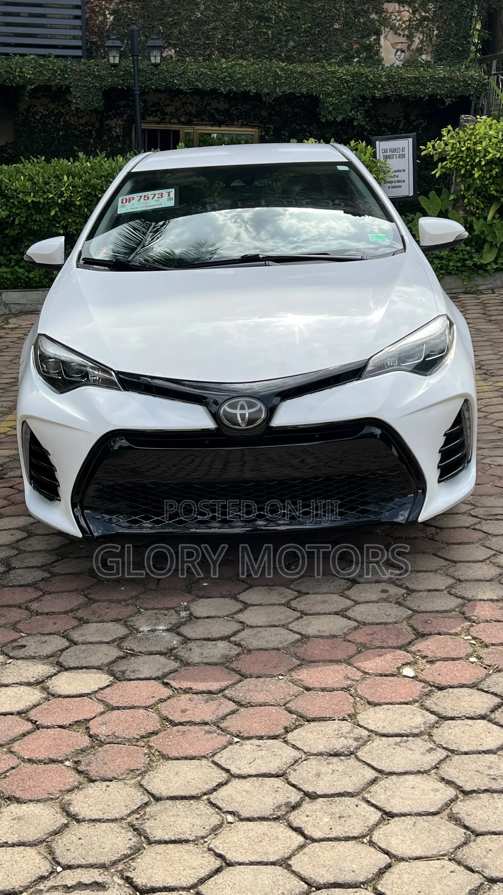 Toyota Corolla SE (1.8L 4cyl 6M) 2018 White