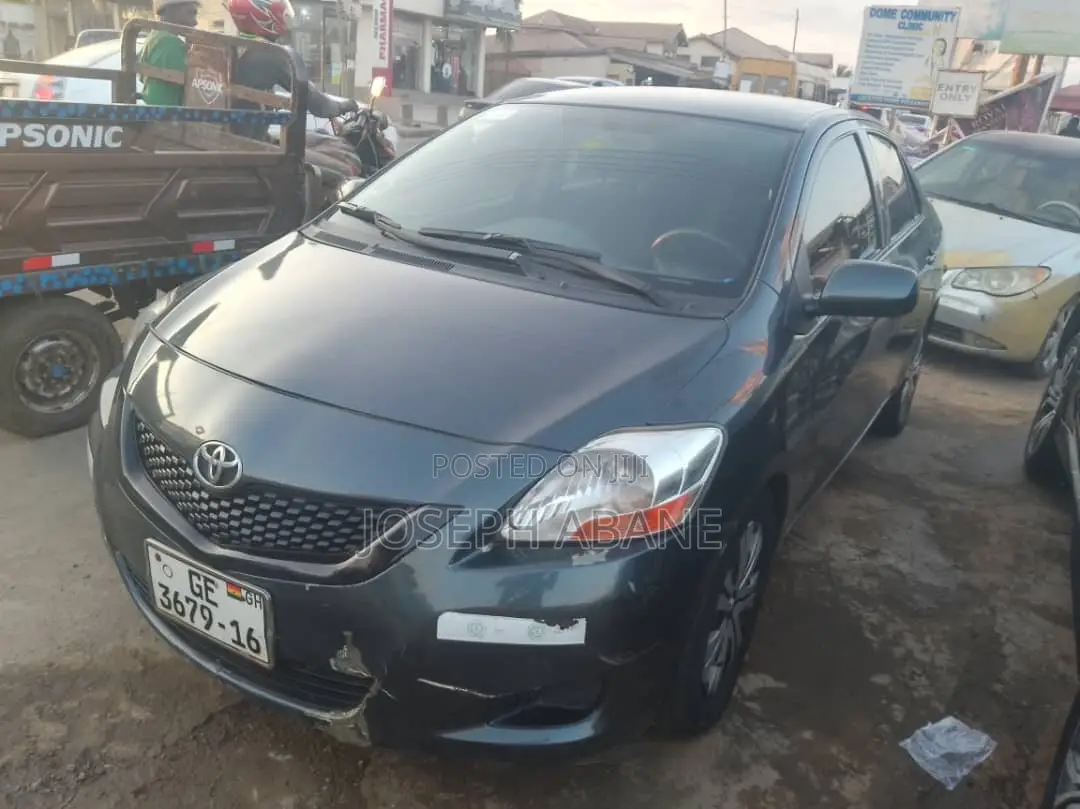 Toyota Yaris Base Sedan 4dr 2010 Gray