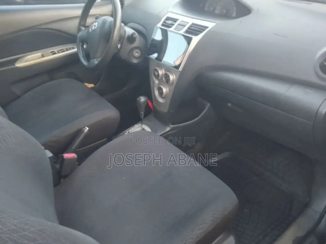 Toyota Yaris Base Sedan 4dr 2010 Gray