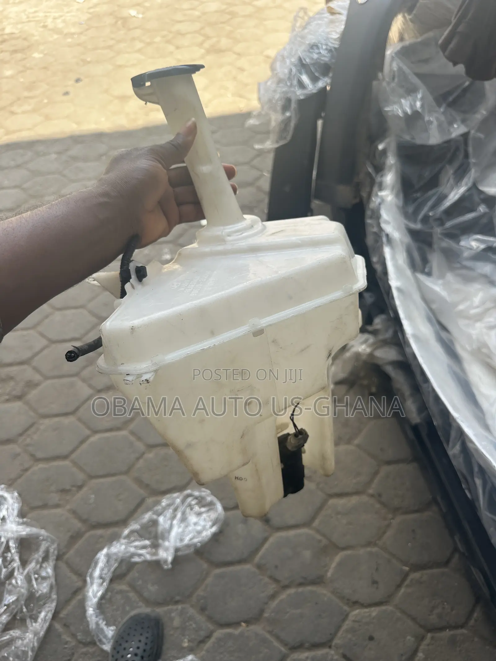 Hyundai Elantra 2011 2012 2013 2014 2015 Wiper Wash/ Water Tank Bottle