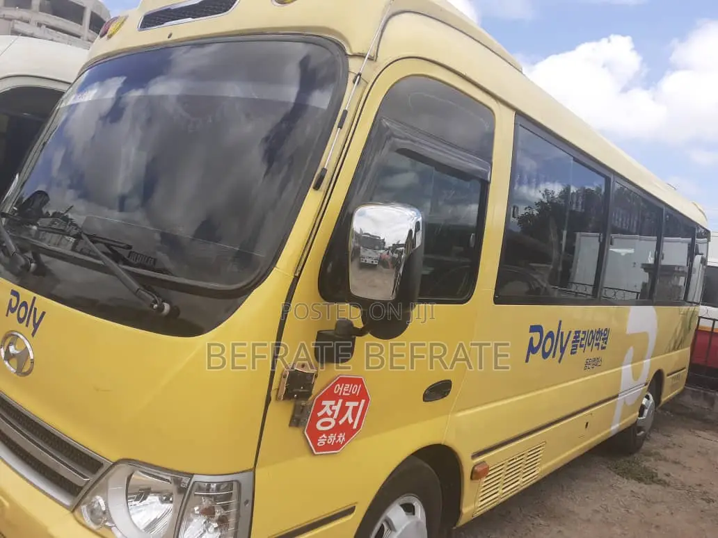 Hyundai County 2015 Yellow