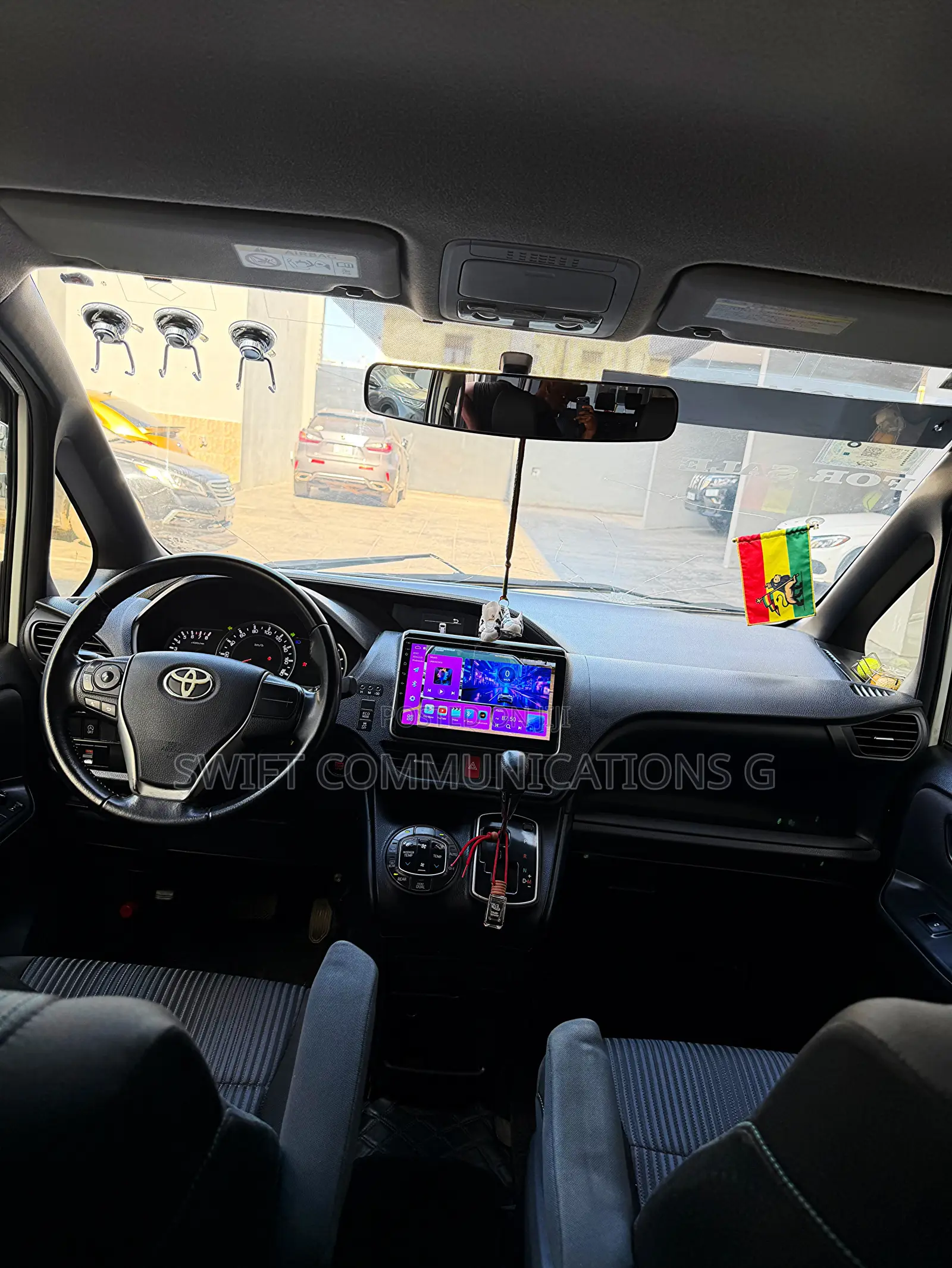 Toyota Voxy V 4WD 8-Seater 2015 White