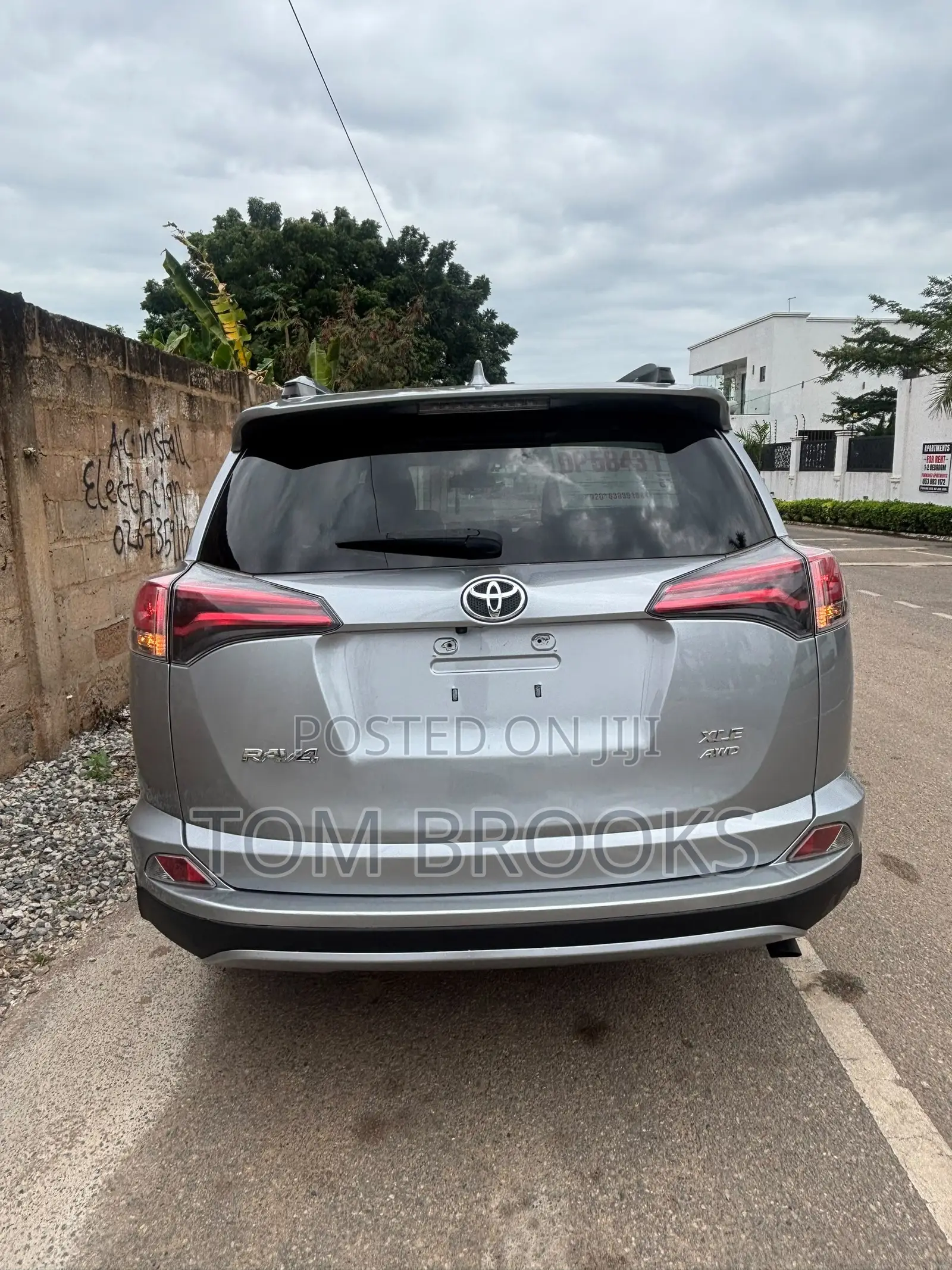 Toyota RAV4 XLE 4dr SUV AWD (2.5L 4cyl 6A) 2018 Silver