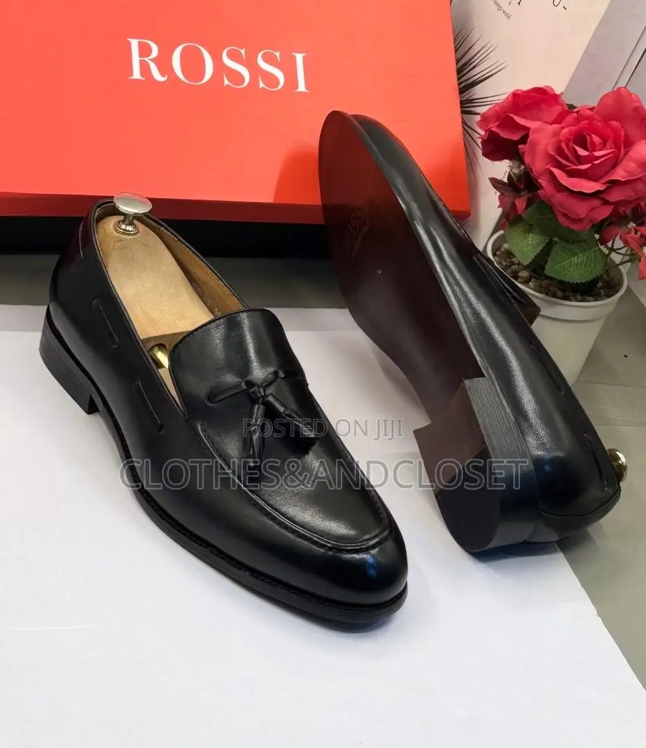 Classic Black Leather Men's Dress Loafers Featuring a Neat Tassel