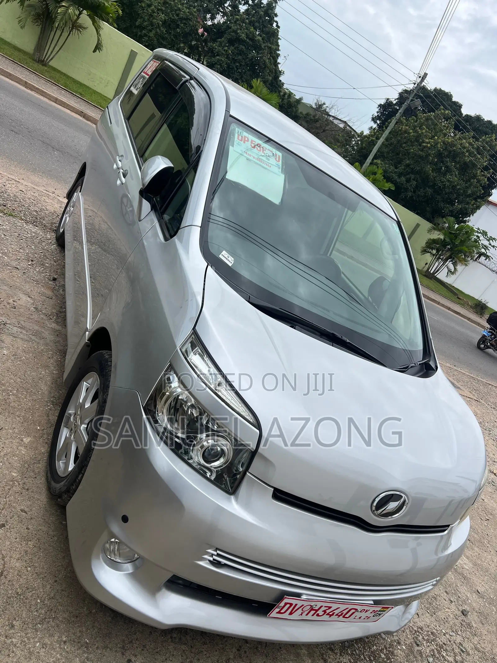 Toyota Voxy X 2WD 8-Seater 2010 Silver