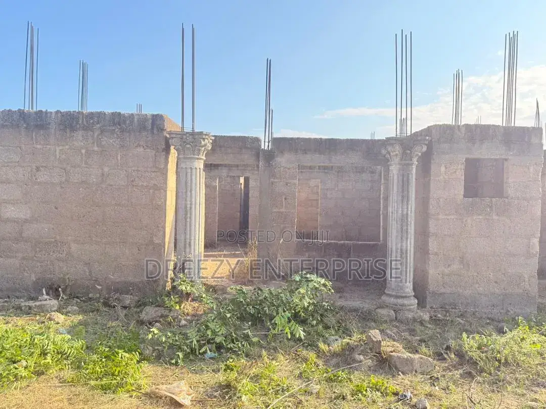 6bdrm Apartment in Gomoa East for sale