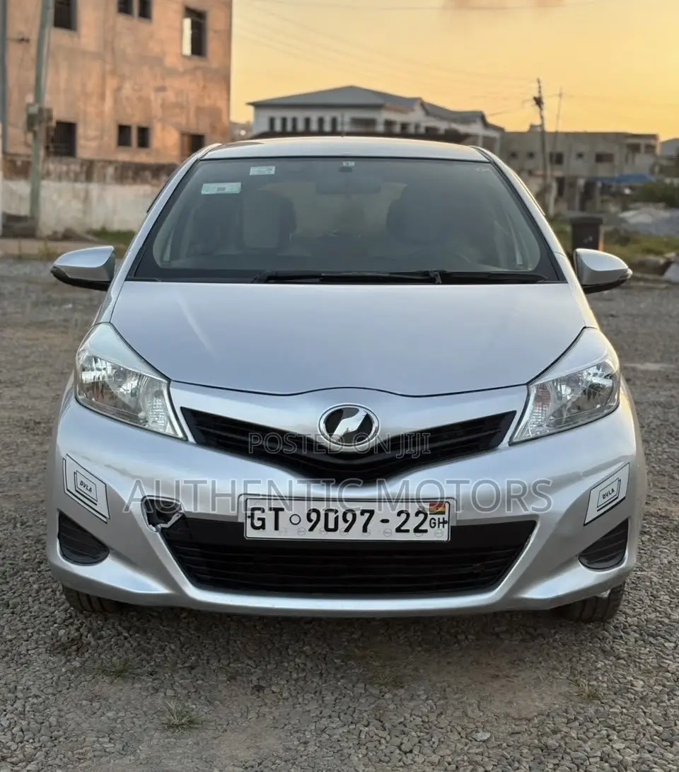 Toyota Vitz 2012 Silver