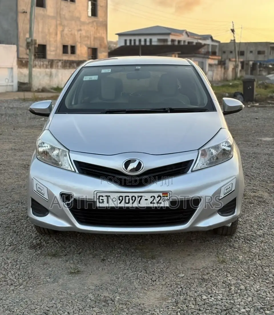 Toyota Vitz 2012 Silver