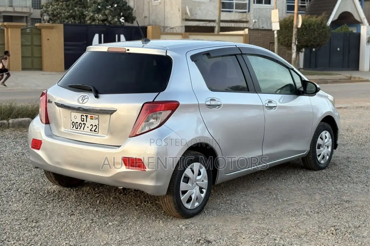 Toyota Vitz 2012 Silver