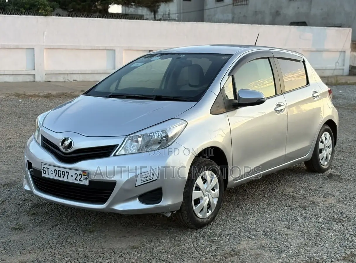 Toyota Vitz 2012 Silver