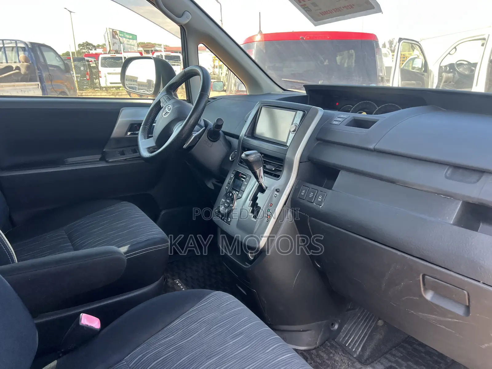 Toyota Voxy V 2WD 8-Seater 2013