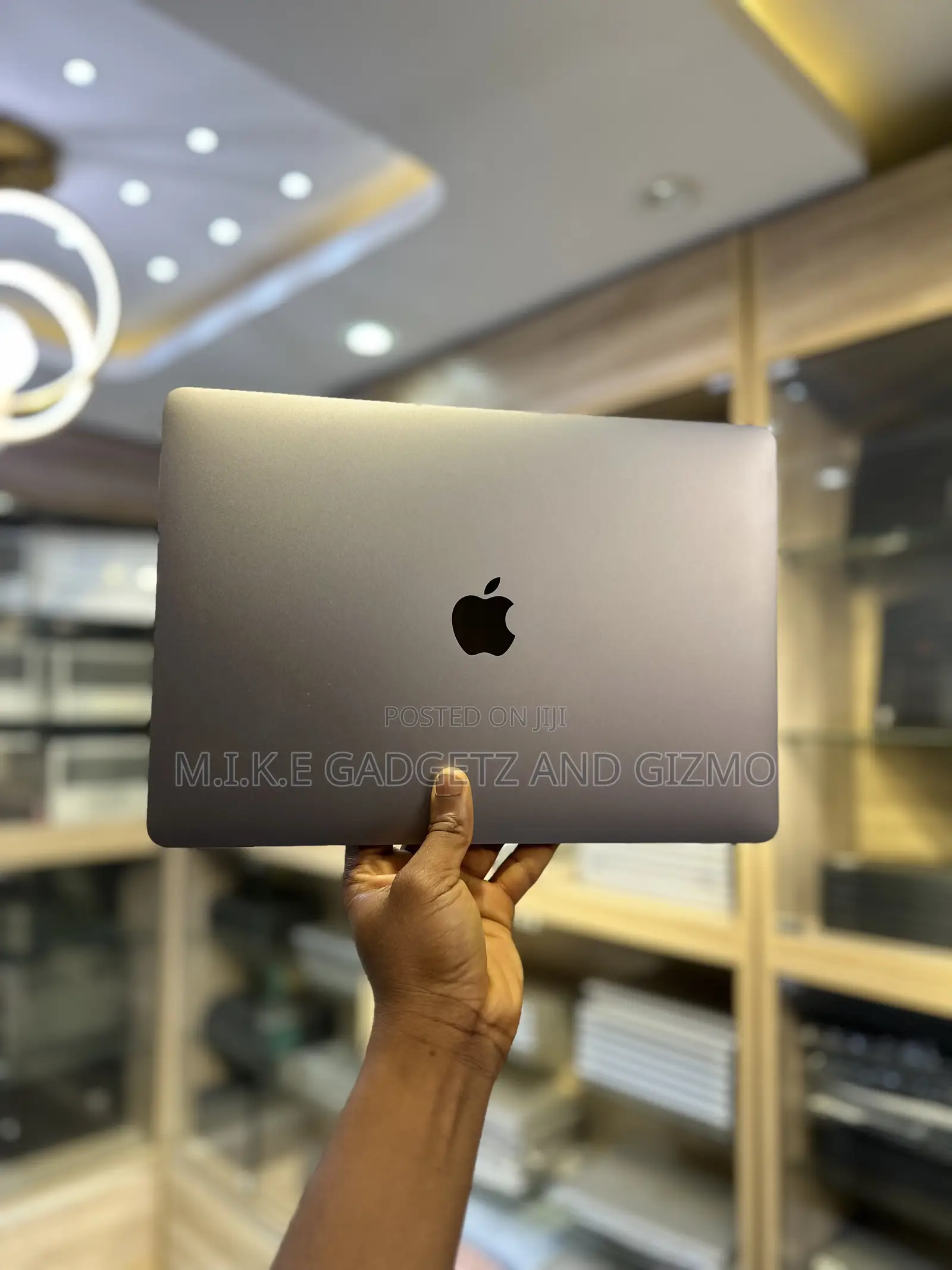 Laptop Apple MacBook Pro 2022 M2 8GB Apple M2 SSD 256GB