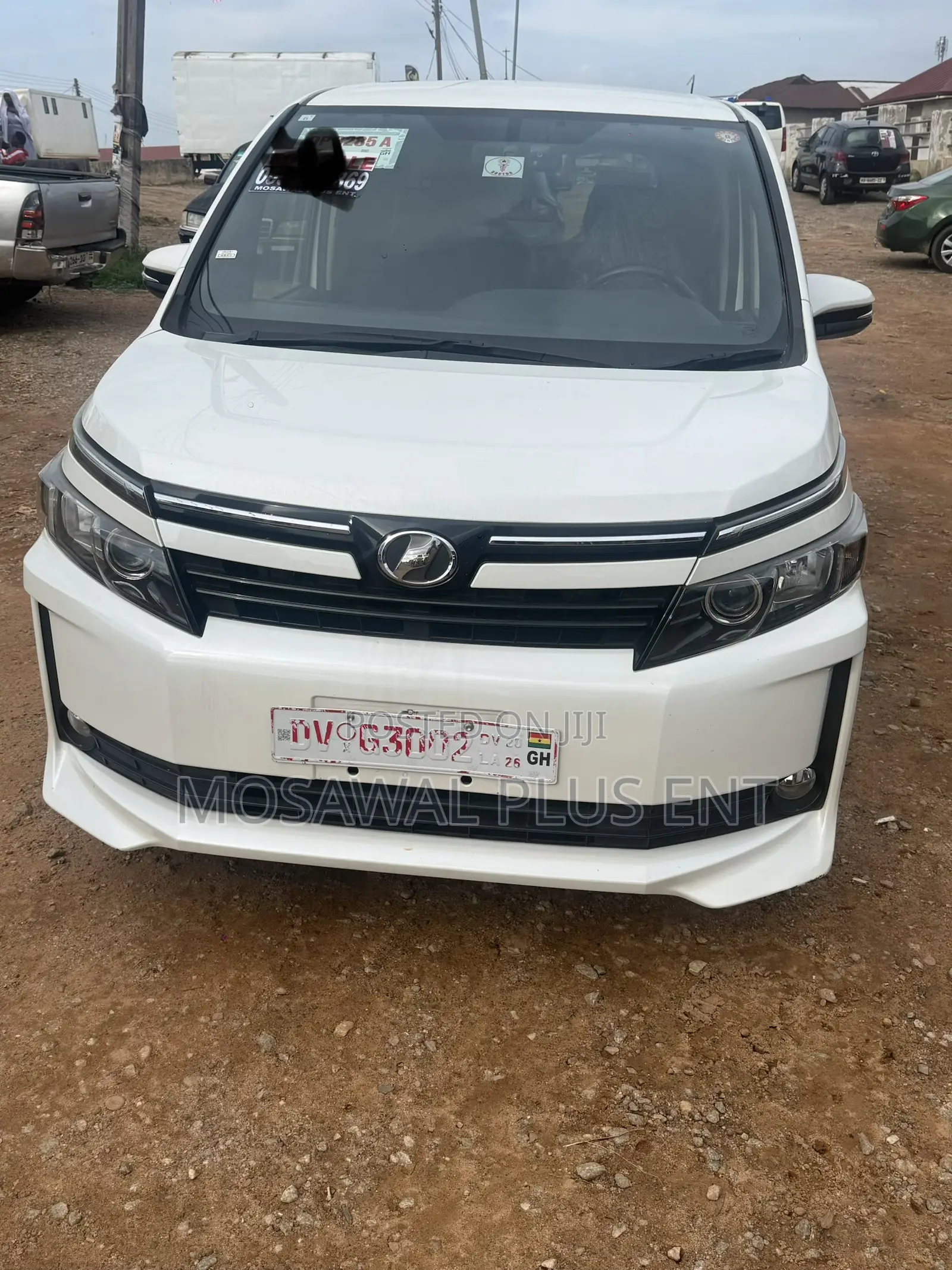 Toyota Voxy X 4WD 7-Seater 2015 White
