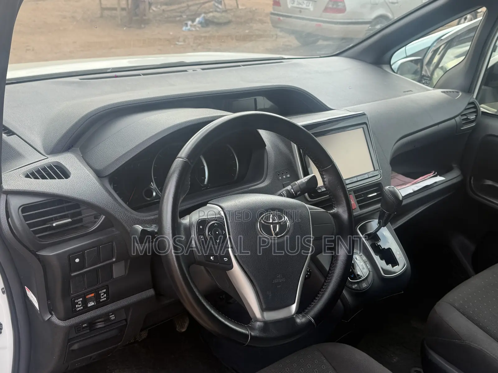 Toyota Voxy X 4WD 7-Seater 2015 White