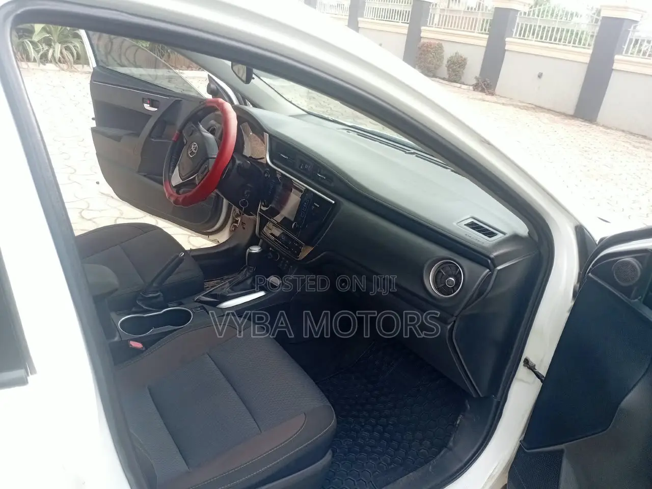 Toyota Corolla LE 4dr Sedan (1.8L 4cyl CVT) 2017 White